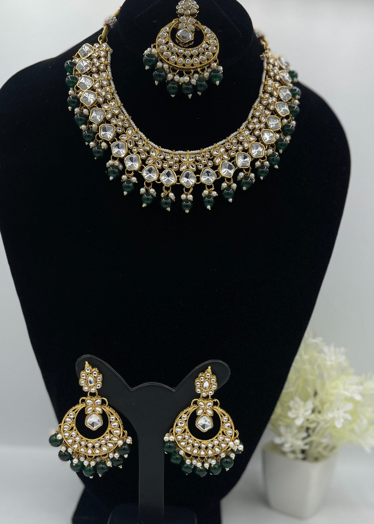 Shop the Aaliyah Kundan Necklace Set from Zarosh Jewel