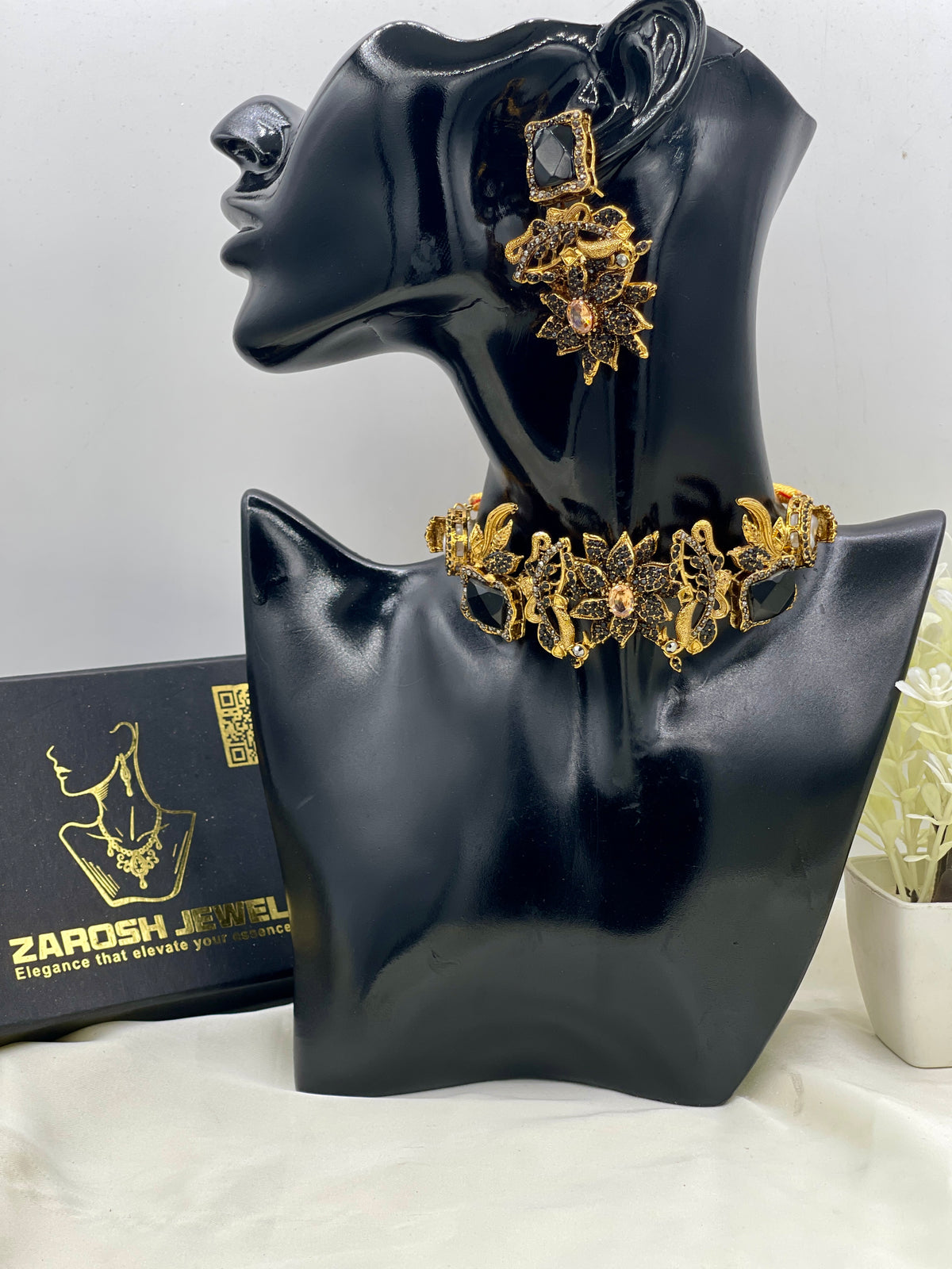 Shop the Baheera Heritage Choker Set from Zarosh Jewel