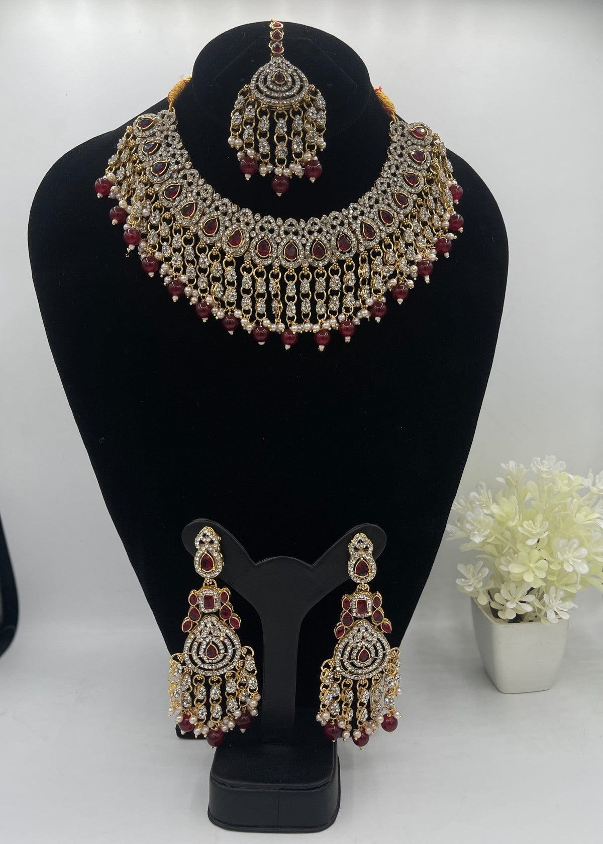 Shop the Emerald Opulence Bridal Jewellery Set from Zarosh Jewel