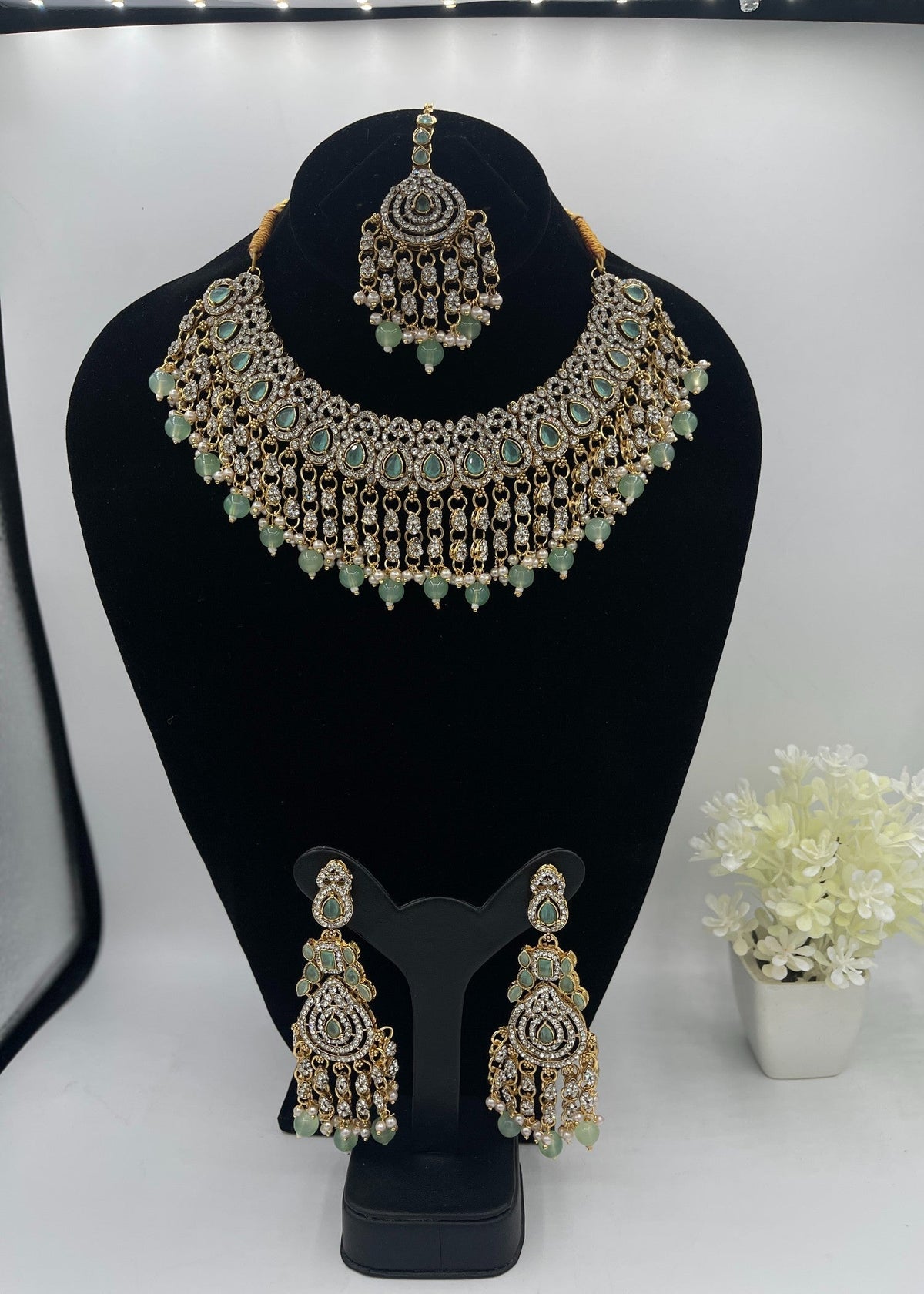 Shop the Emerald Opulence Bridal Jewellery Set from Zarosh Jewel