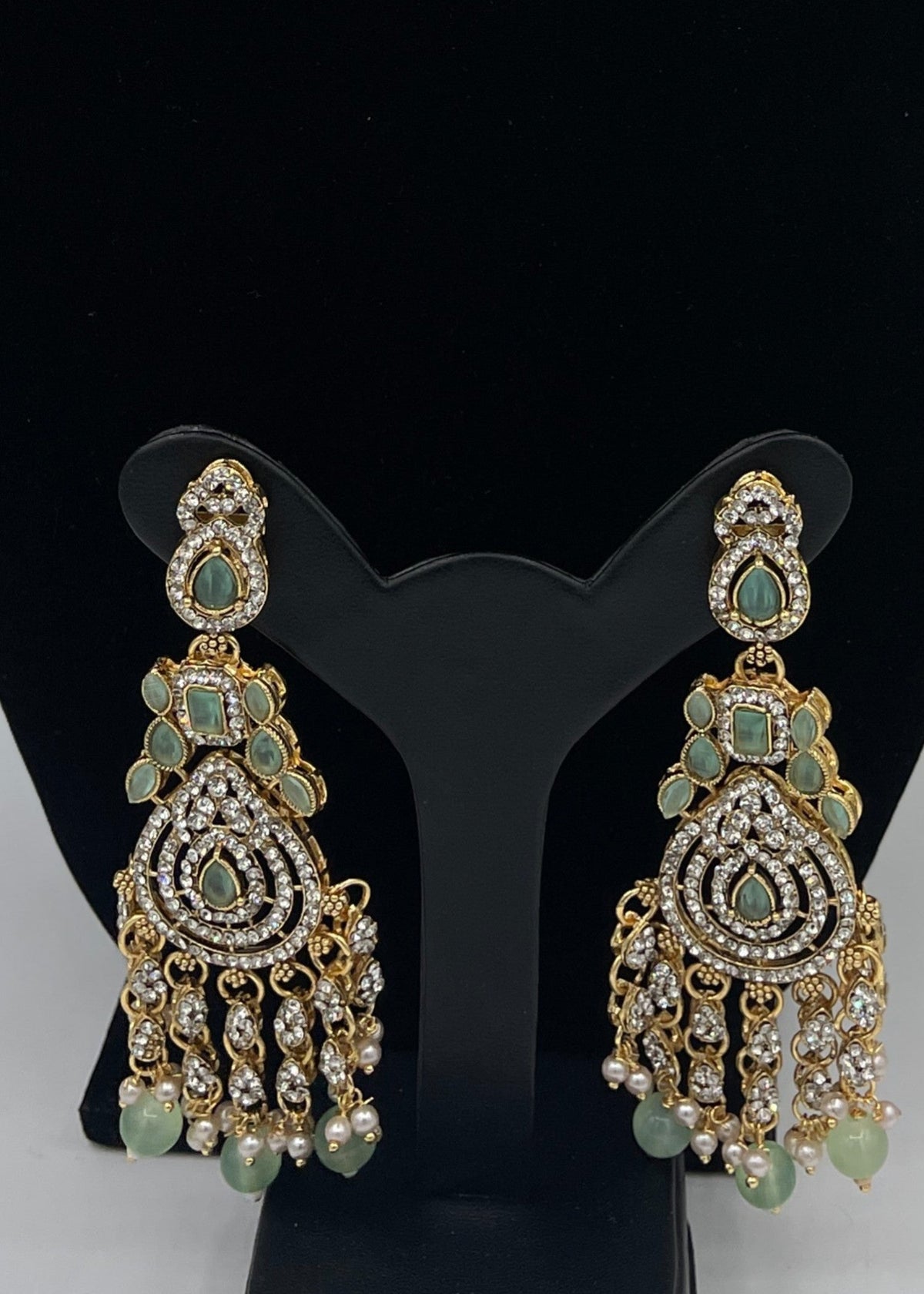 Shop the Emerald Opulence Bridal Jewellery Set from Zarosh Jewel