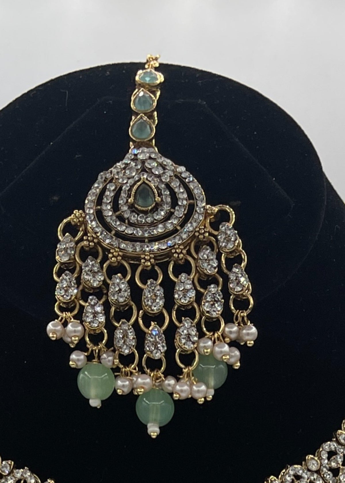 Shop the Emerald Opulence Bridal Jewellery Set from Zarosh Jewel
