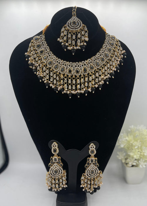 Shop the Emerald Opulence Bridal Jewellery Set from Zarosh Jewel