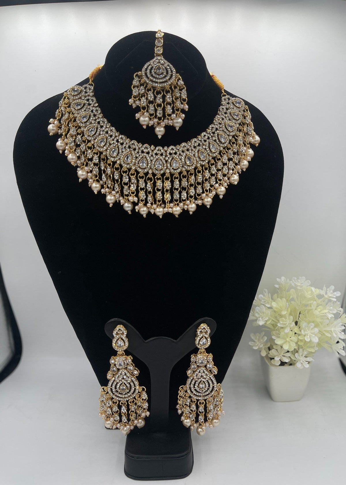 Shop the Emerald Opulence Bridal Jewellery Set from Zarosh Jewel