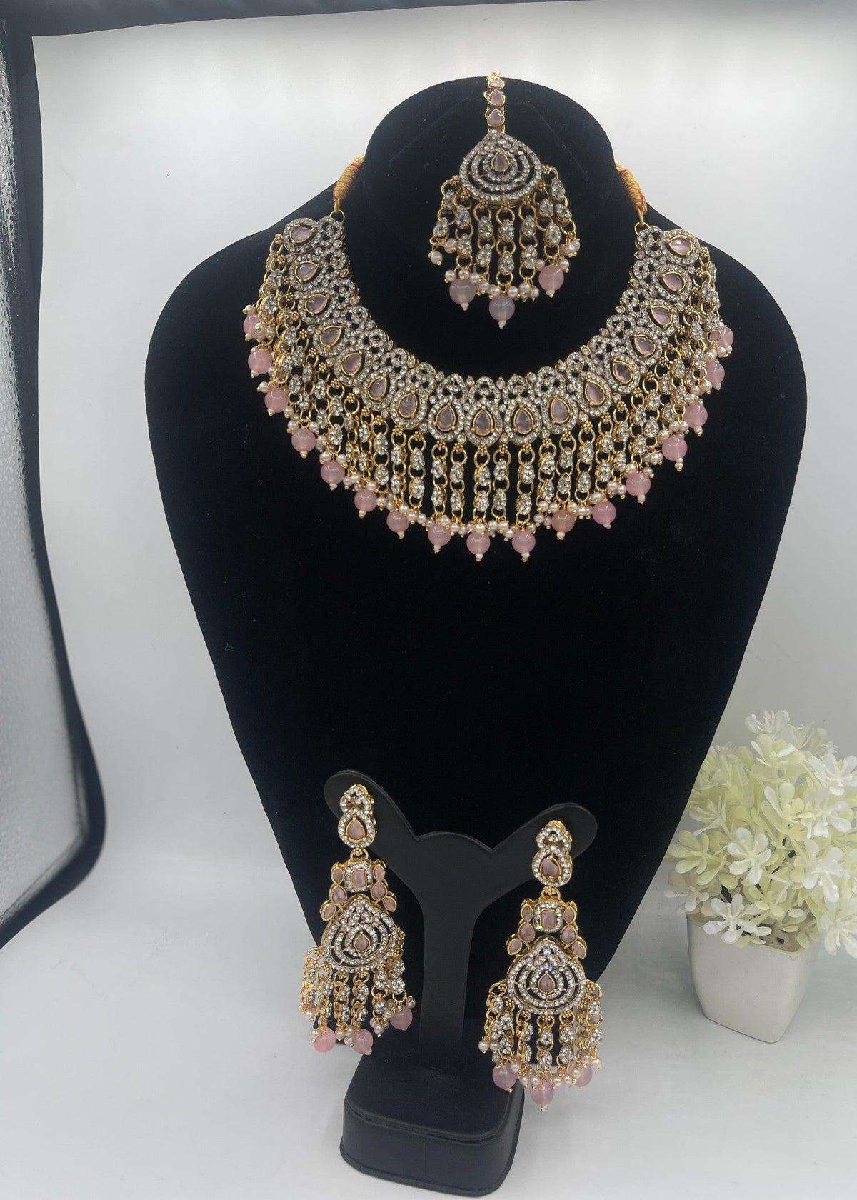 Shop the Emerald Opulence Bridal Jewellery Set from Zarosh Jewel