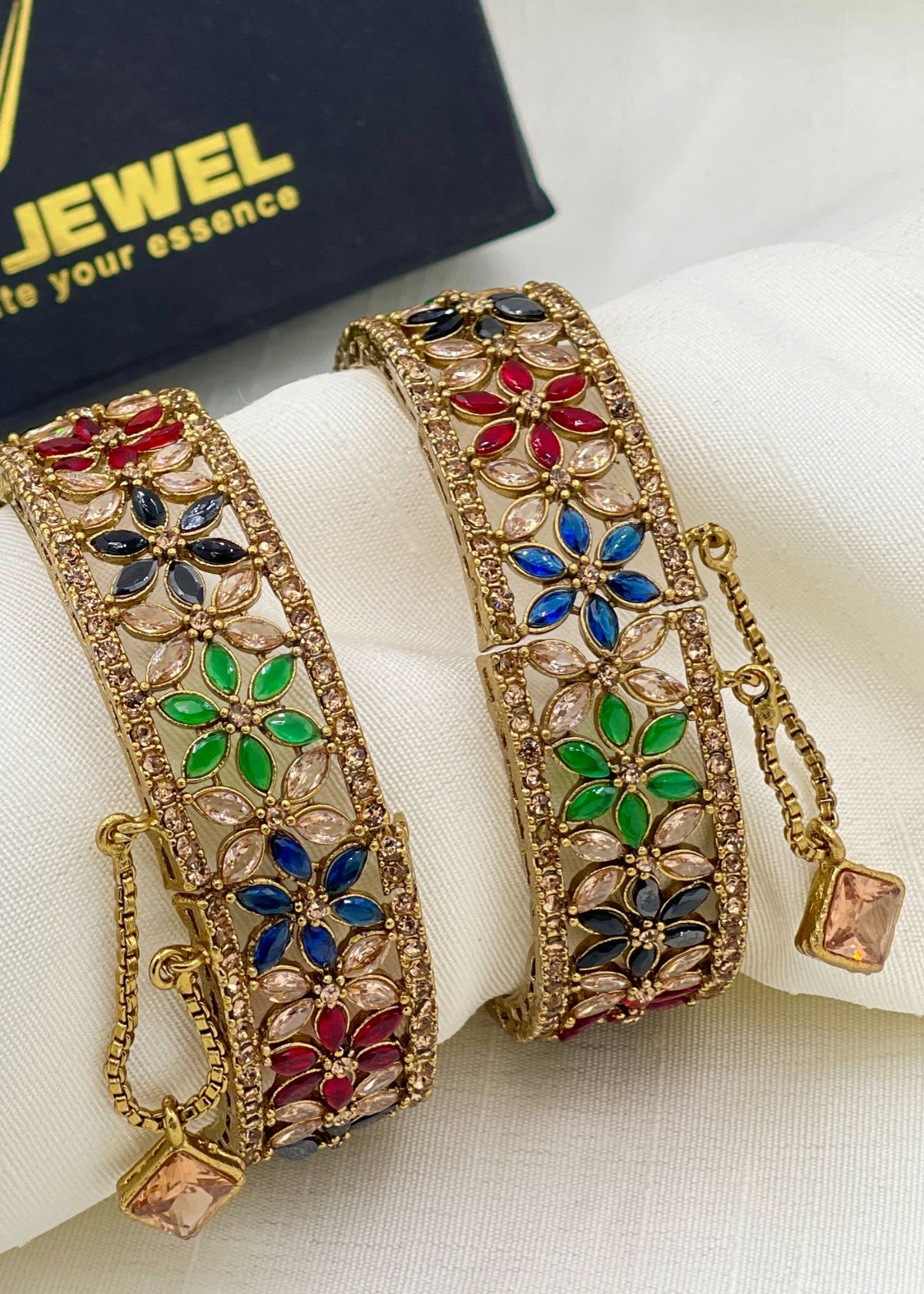 Shop the Farwa Openable Bangle Set from Zarosh Jewel