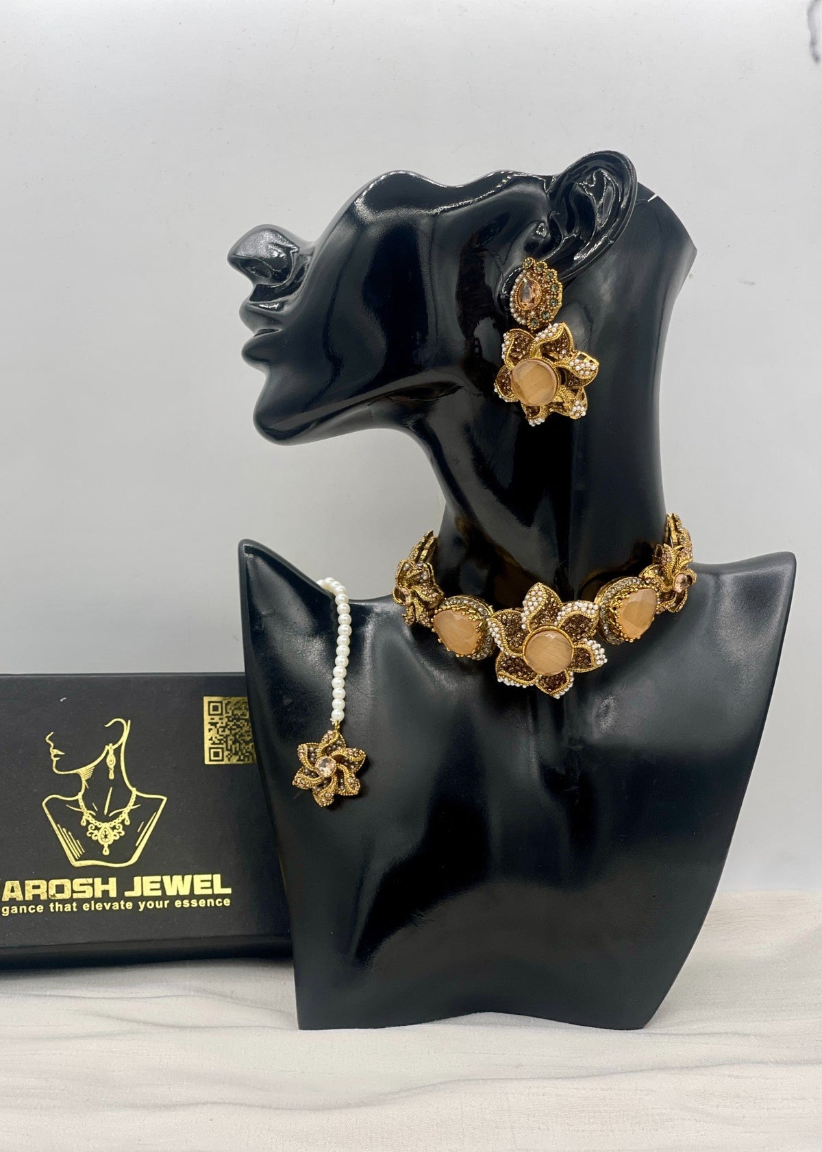 Shop the Hameeda Premuim Choker Set from Zarosh Jewel