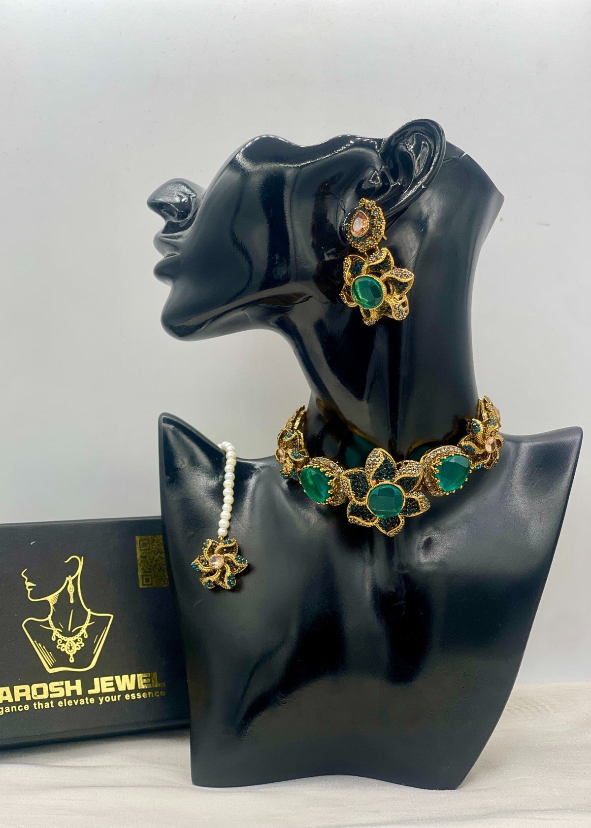 Shop the Hameeda Premuim Choker Set from Zarosh Jewel