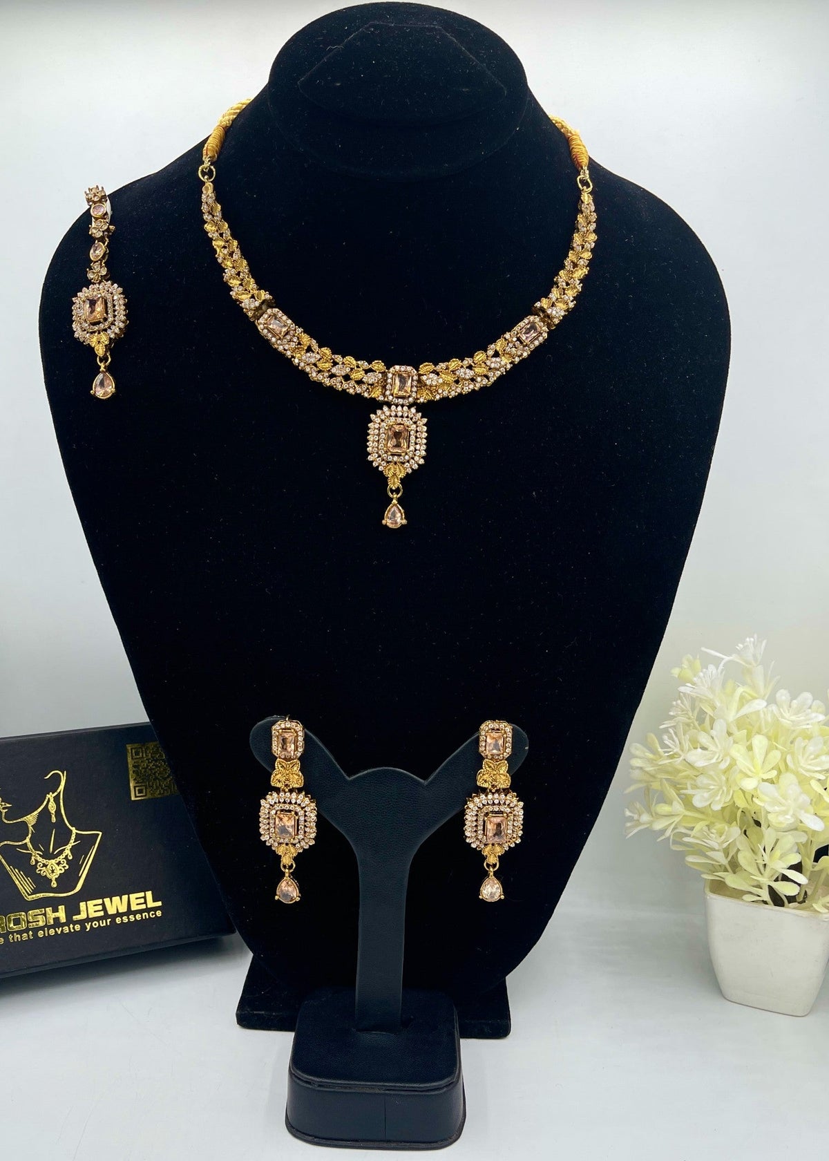 Shop the Hawwa Necklace Set from Zarosh Jewel