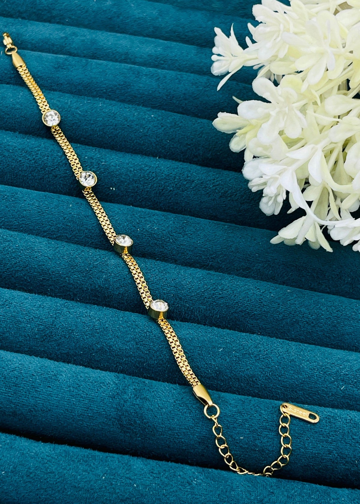 Insha Gold Bracelet by Zarosh Jewel
