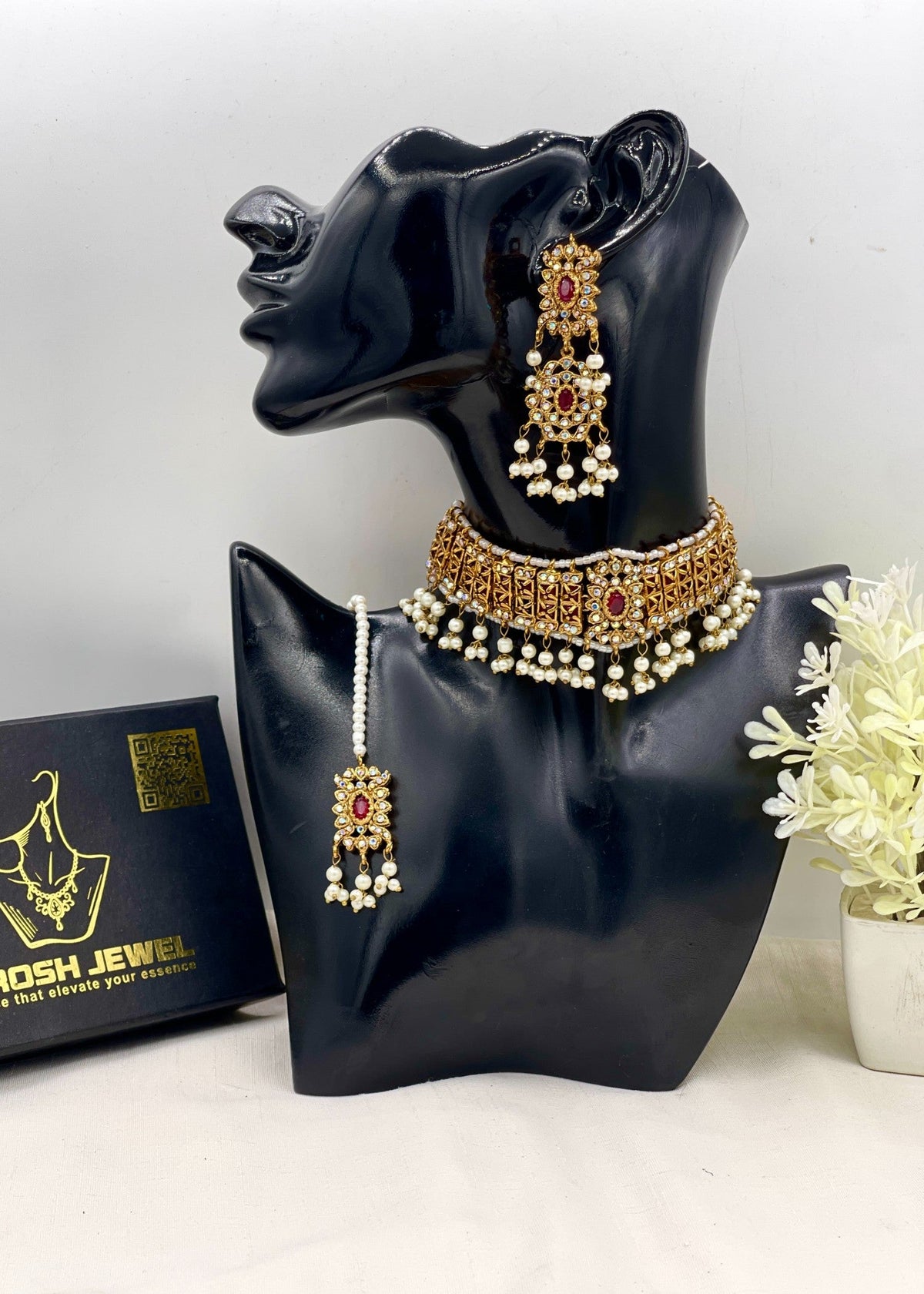 Shop the Liza Elegent choker Set from Zarosh Jewel