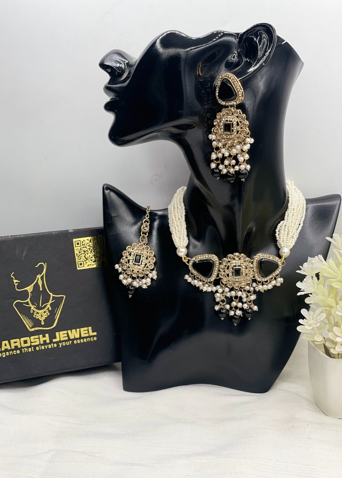 Shop the Naila Choker Set from Zarosh Jewel
