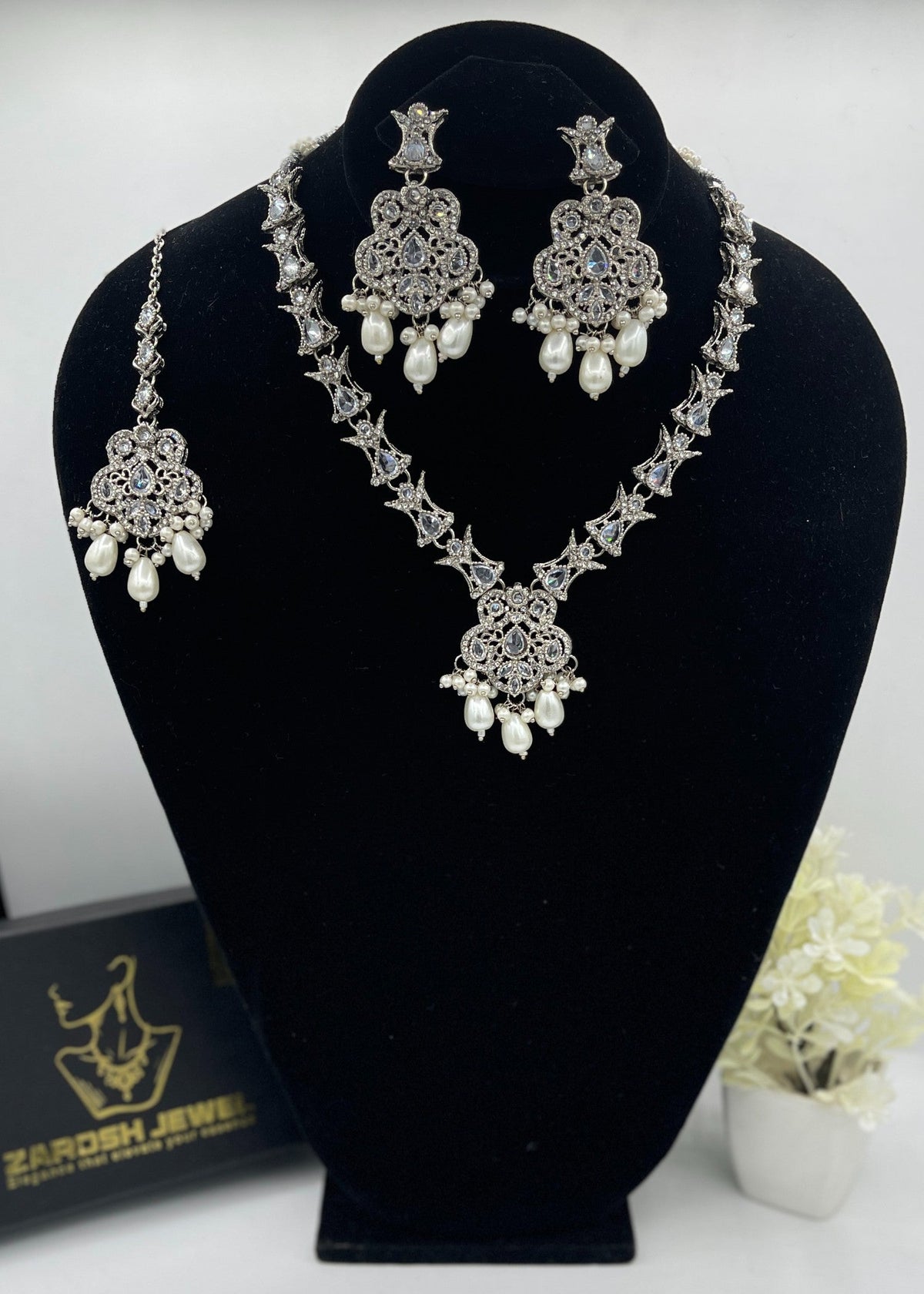 Shop the Nayab Luxe Necklace set from Zarosh Jewel