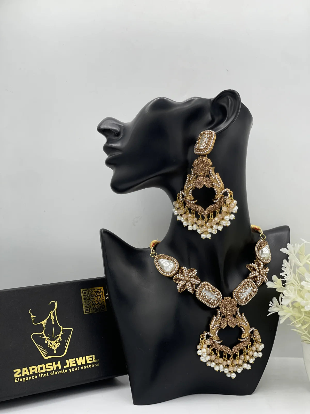 Royal charm Choker Set