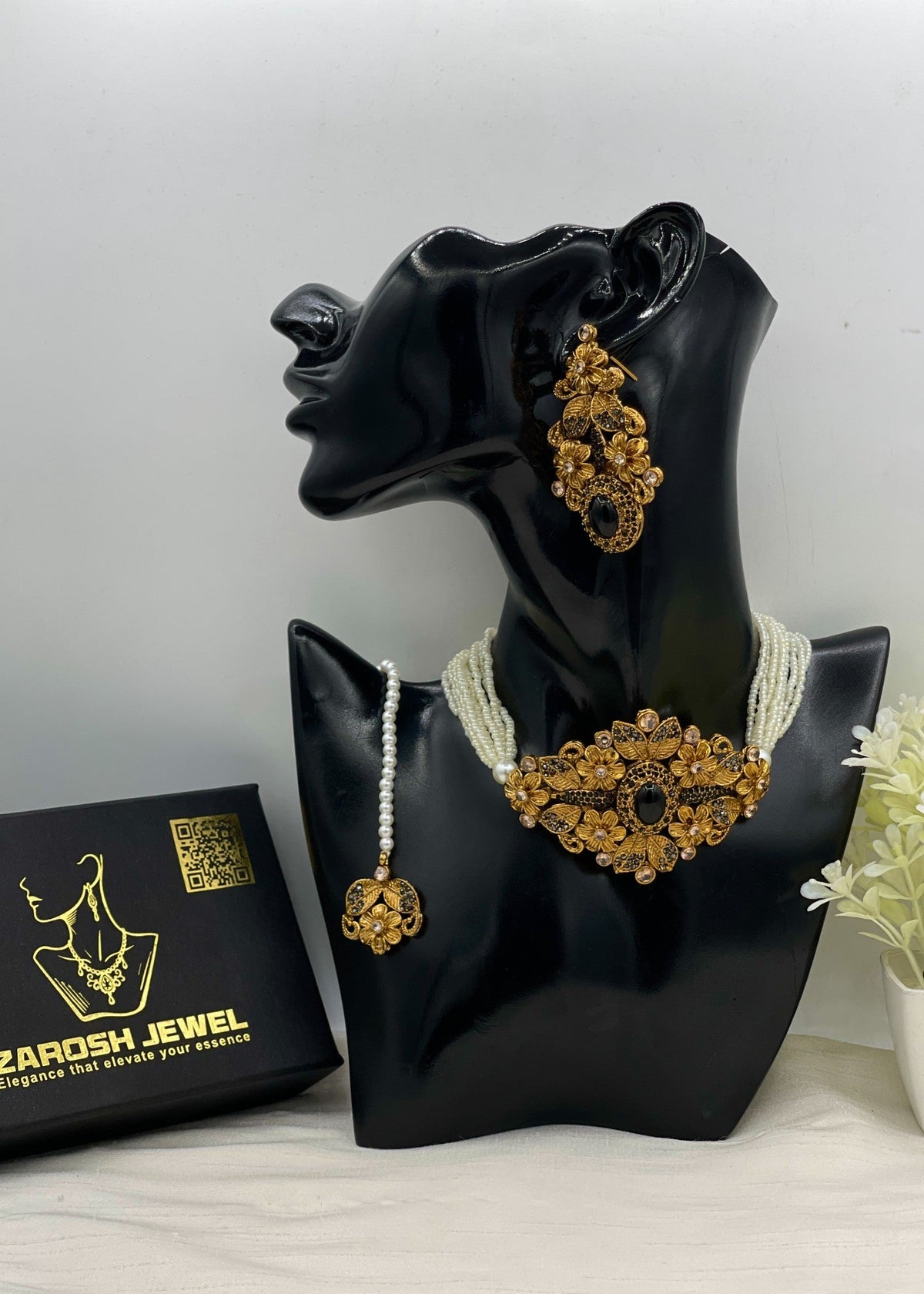 Shop the Samavia Choker set from Zarosh Jewel