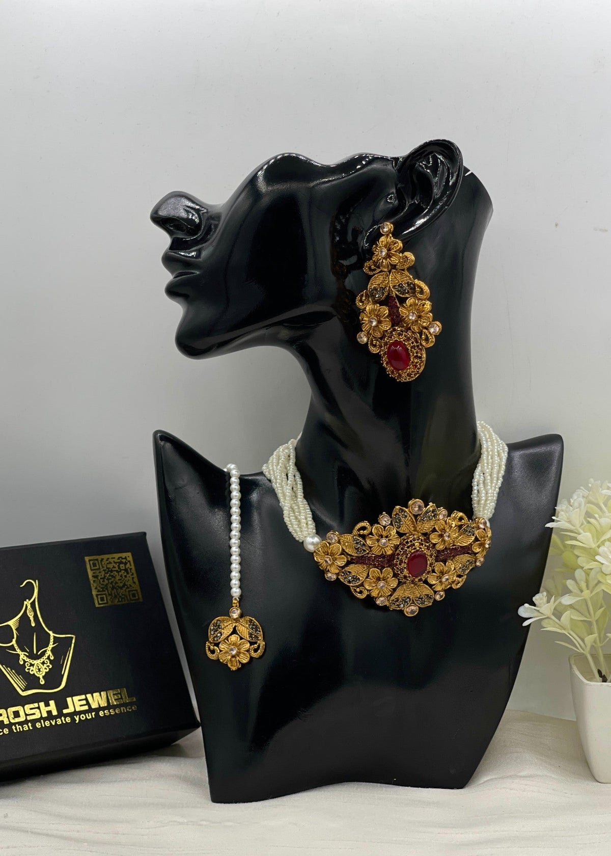 Shop the Samavia Choker set from Zarosh Jewel