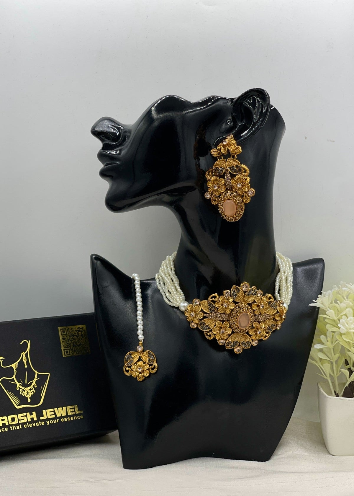 Shop the Samavia Choker set from Zarosh Jewel