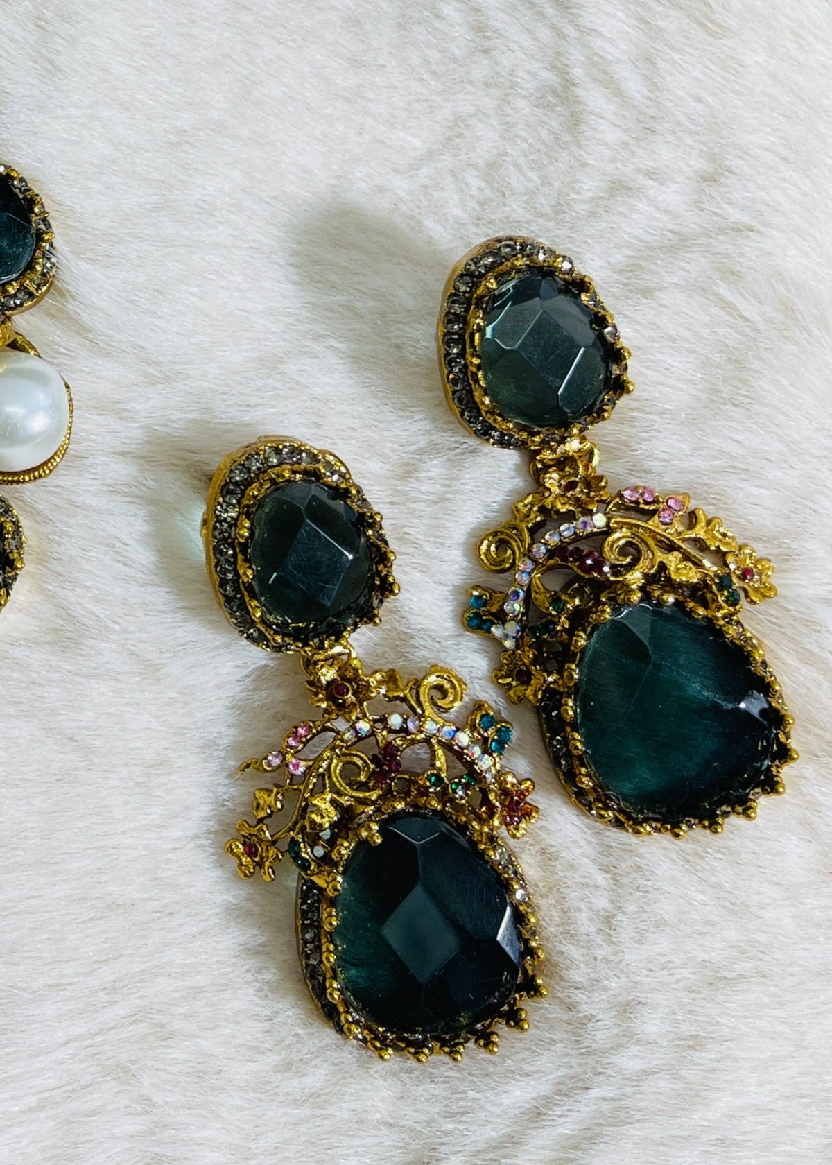 Shop the Zafira Luxe Pearl Choker Set from Zarosh Jewel
