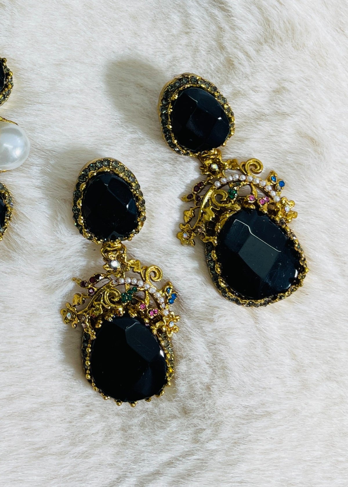 Shop the Zafira Luxe Pearl Choker Set from Zarosh Jewel