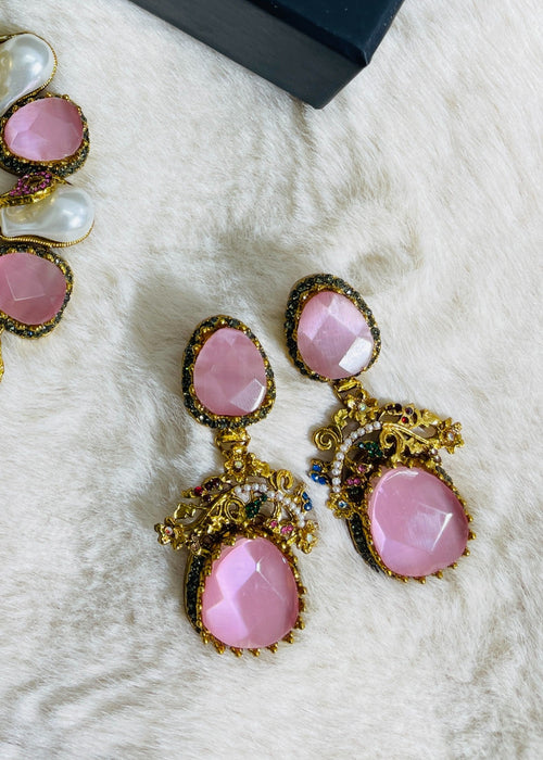 Shop the Zafira Luxe Pearl Choker Set from Zarosh Jewel