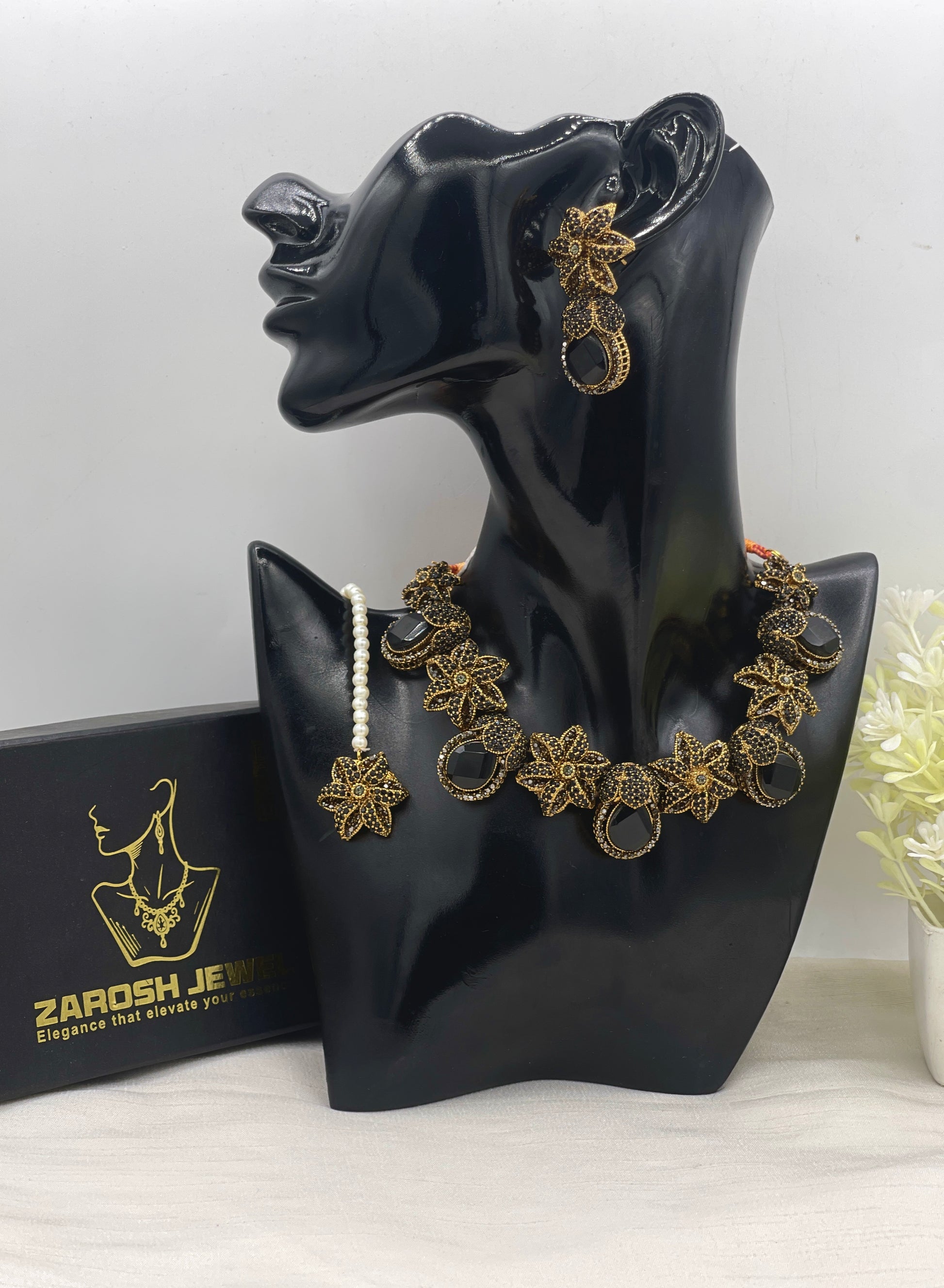Zakiya Heritage Choker Set