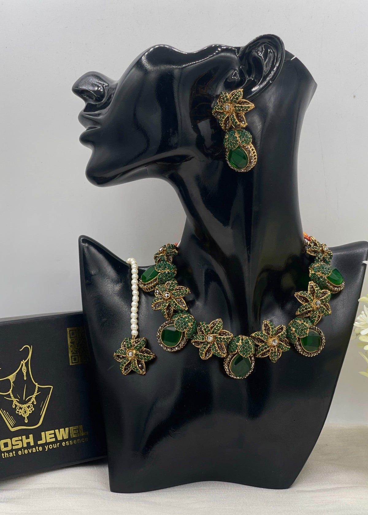 Shop the Zakiya Heritage Choker Set from Zarosh Jewel