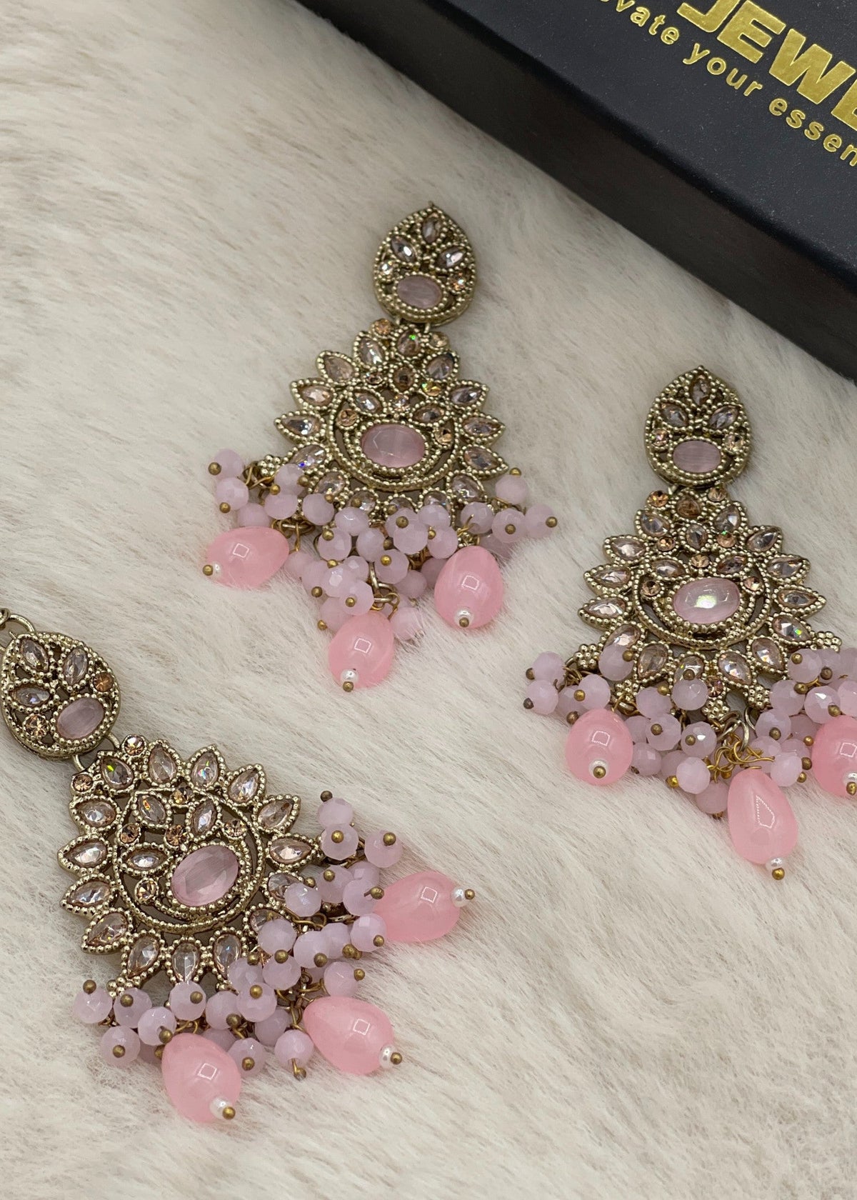 Shop the Zeba Kundan Earring & Tikka from Zarosh Jewel